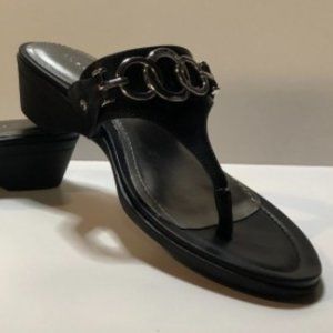 Marc Fisher Ariana Thong Sandals sz 8 NWOT